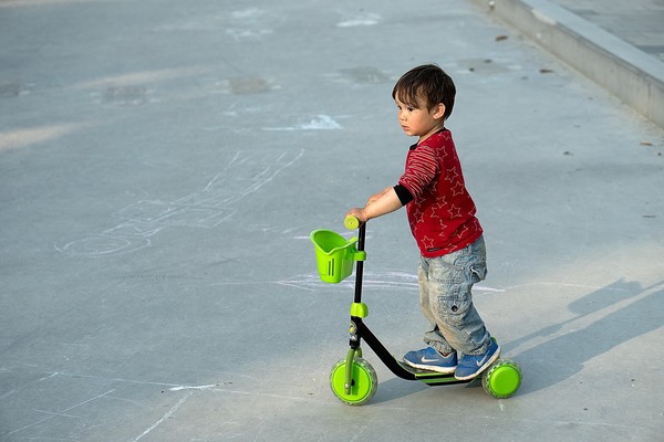▲男孩,滑板車。（圖／取自免費圖庫Pixabay）