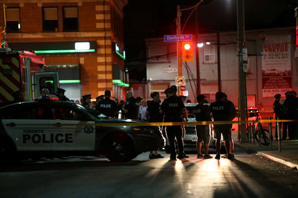 ▲▼ 加拿大安大略省多倫多市（Toronto）22日晚間10點驚傳大規模槍擊案，已知9人緊急送醫，其中1人不幸喪命。（圖／路透）