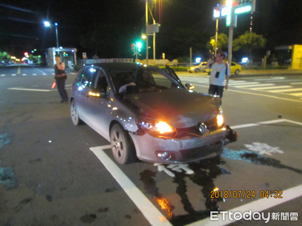 ▲▼ 搶快左轉撞巡邏車 酒駕男踢鐵板送辦            。（圖／記者宋德威翻攝）