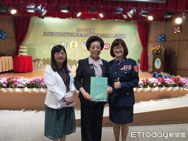 ▲台南市首位女性分局長、白河分局長斯儀仙，獲得3等衛生福利專業獎章殊榮，也是第一位獲頒衛生福利獎章的警察人員，備受矚目。（圖／記者林悅翻攝）