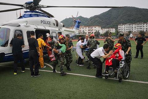 ▲歷經14餘小時救援後，172名被困居民安全脫險。（圖／翻攝自北京新浪網）
