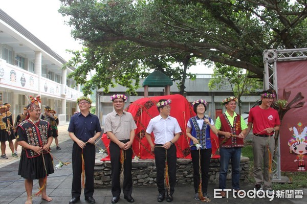 ▲台東第一所魯凱族文化實驗學校-魯瑪克民族實驗小學揭牌，縣長黃健庭、議長饒慶鈴等多位貴賓前往致賀，並有多位原住民地區校長前來觀摩取經。（圖／台東縣政府提供，下同）