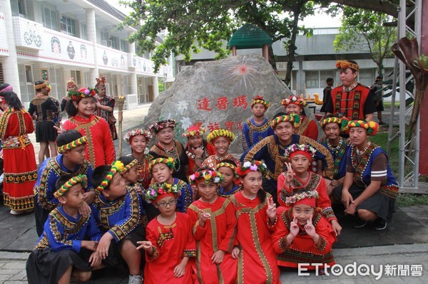 ▲台東第一所魯凱族文化實驗學校-魯瑪克民族實驗小學揭牌，縣長黃健庭、議長饒慶鈴等多位貴賓前往致賀，並有多位原住民地區校長前來觀摩取經。（圖／台東縣政府提供，下同）