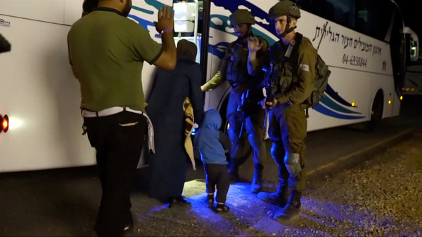 ▲▼民間救援組織「白盔」跟著以色列軍準備從戈蘭高地撤離。（圖／路透社）