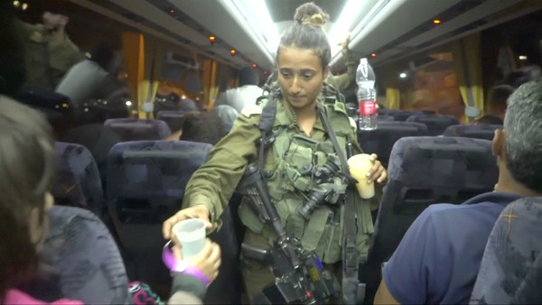 ▲▼以色列軍人遞水給白盔成員和家屬。（圖／路透社）