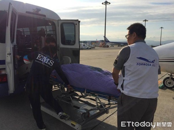 ▲孕婦搭醫療專機返台。（圖／盧立華醫師提供）