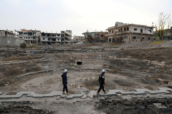 ▲▼白盔巡視敘利亞德拉的廢墟。（圖／路透社）