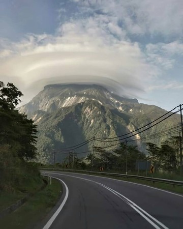 ▲ 馬來西亞神山山頂出現一圈圈白色「碟狀雲」，被當地居民稱為「神山最漂亮的時刻」。（圖／翻攝Dylla J. Dealaila臉書）