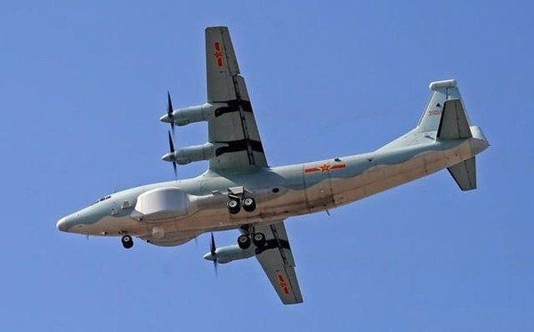 解放軍空軍高新4號電子偵察機，機身兩側增加了大型天線陣列，這種可定位雷達的「大脖子」能捕捉微弱的電子訊號。（圖／翻攝自大陸軍網）