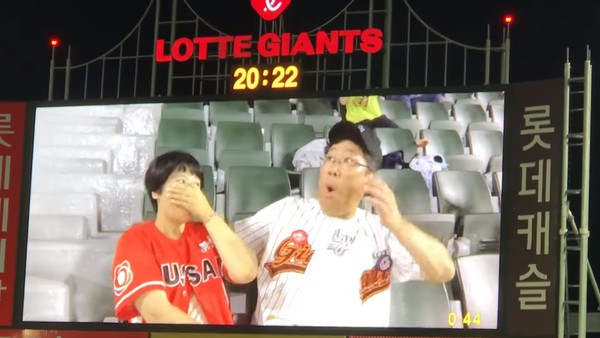 ▲▼ 南韓一對夫妻在棒球比賽中場休息時被Kiss Cam照到，驚慌的男子第一個動作竟是漱口。（圖／翻攝自YouTube／콘대tv）