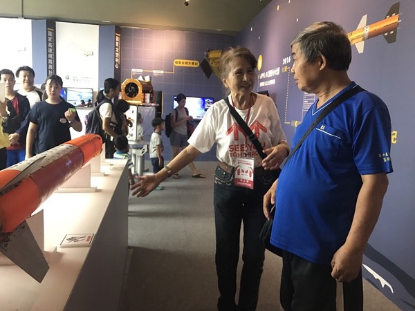 ▲新竹300城市博覽會最年長的志工王玉瑛認真為民眾導覽。