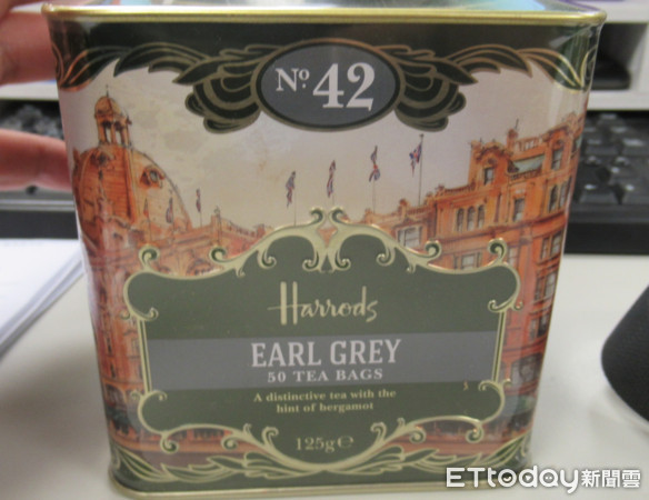 ▲好市多草莓、新光三越進口伯爵茶出包。（圖／記者嚴云岑攝）