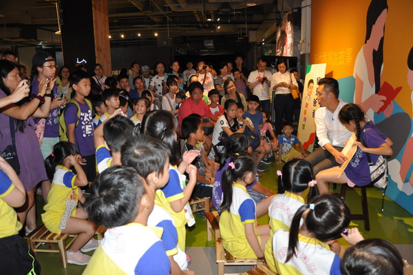 ▲新竹市長林智堅為近百位孩童，導讀「新竹300-到我的城市吹吹風」，受到熱烈歡迎。