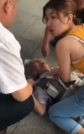 「爺爺醒醒」護理系女大生跪地CPR　錯過回家火車：學醫應該的。（圖／翻攝YouTube）