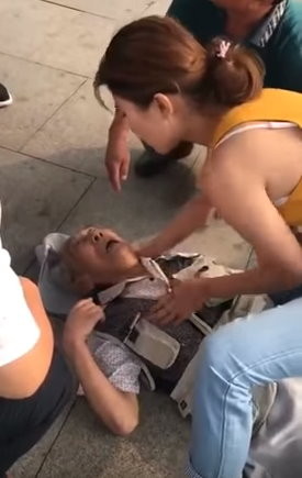 「爺爺醒醒」護理系女大生跪地CPR　錯過回家火車：學醫應該的。（圖／翻攝YouTube）