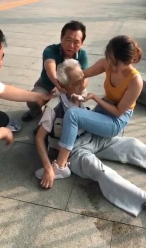 「爺爺醒醒」護理系女大生跪地CPR　錯過回家火車：學醫應該的。（圖／翻攝「記錄中國」臉書）