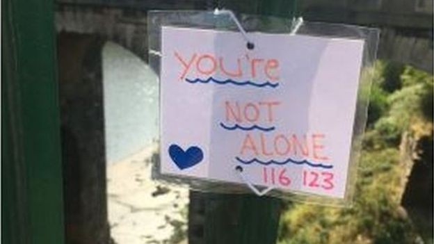 ▲▼18歲女孩佩奇（Paige Hunter），在自殺大橋上貼暖心字條，使那些已經來到橋上準備跳下的人回心轉意（圖／英國諾桑比亞警局）