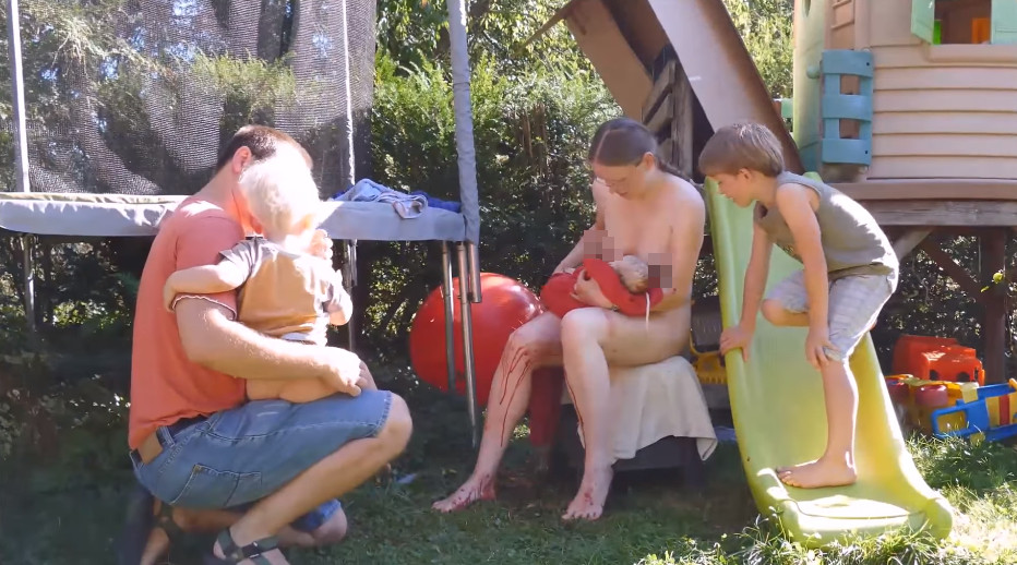 ▲德國一名33歲媽媽全裸在花園生小孩。（圖／翻攝自YouTube／Sarah Schmid）