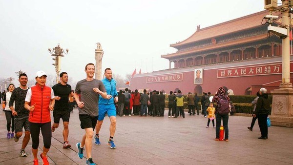 ▲臉書創辦人祖克伯2在天安門廣場前慢跑            。（圖／翻攝大陸網站）