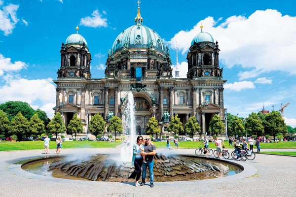 維尼夫婦退休後遊歷四海，柏林的壯麗古堡前也有他們的足跡。（維尼提供）