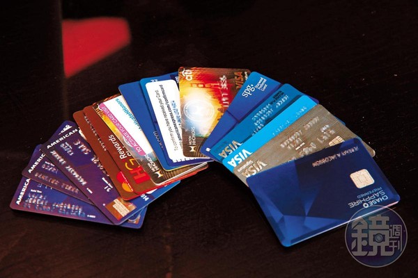 就是用這堆信用卡，讓維尼1家4個月的歐洲行，既省機票錢，又省住宿費。