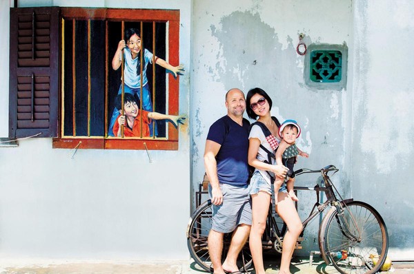 小小朱利安（右）在爸媽襁褓中，來到馬來西亞long stay。（Winnie提供）