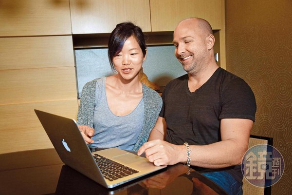 盯著螢幕上不減反增的退休金帳戶，精打細算的維尼夫婦滿臉自在。