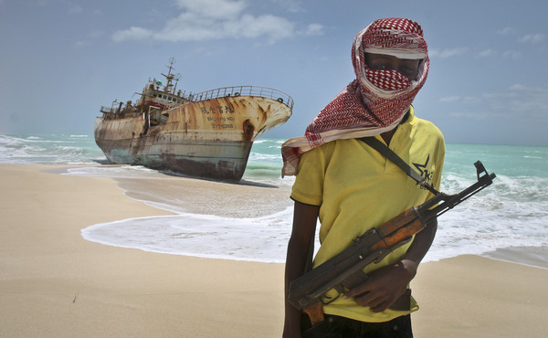 ▲▼索馬利亞海盜站在一艘台籍船前面,旭富一號,吳朝義。（圖／達志影像／美聯社）