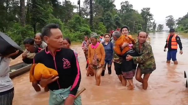 ▲▼寮國水壩崩塌，人民逃難。（圖／路透社）