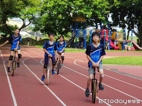 ▲不讓妥瑞兒當「趴趴熊」！長庚獨輪車社送54選手出國比賽。（圖／長庚醫院提供）