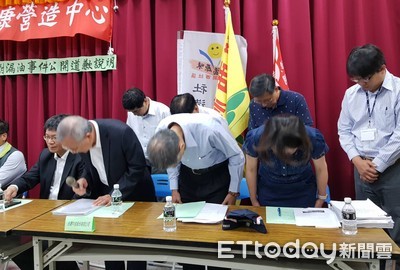 想當名人？　隨身必備「道歉發言台」　一低頭...閃光燈全在身上