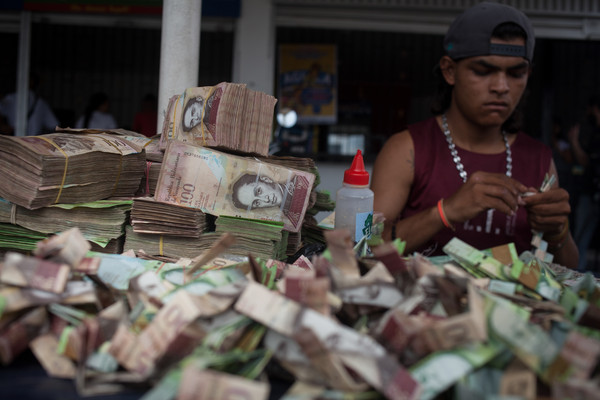 ▲委內瑞拉通膨嚴重，鈔票幾乎成廢紙。（圖／達志影像）