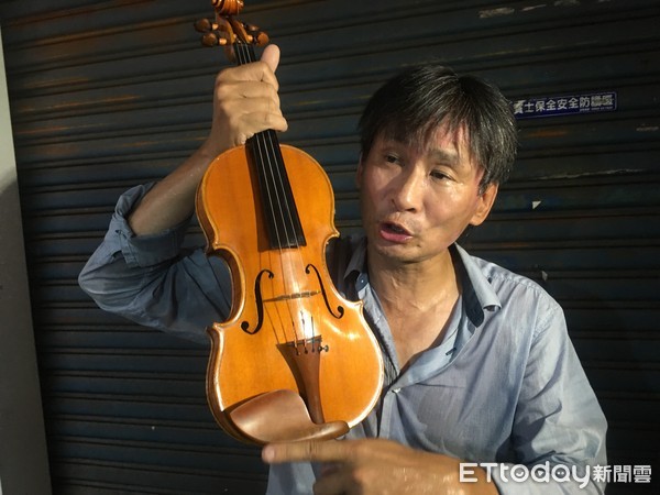 ▲▼學生家長蕭先生控訴國家交響樂團陳偉泓逼迫買小提琴。（圖／記者洪巧藍攝）