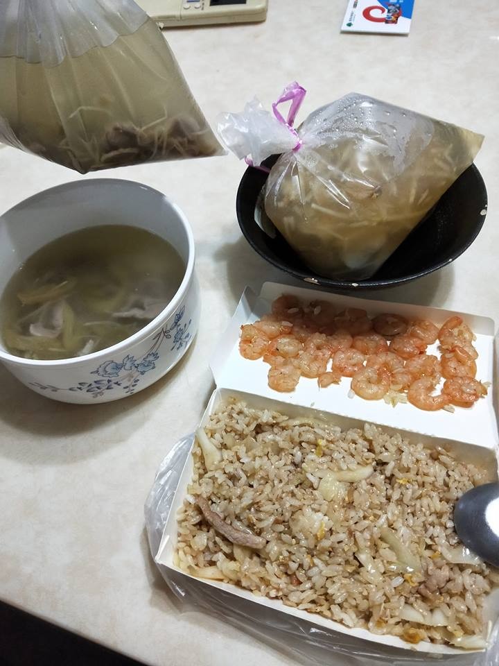 炒飯有22隻蝦仁　北部人搬到嘉義一餐125元超撐：料多到靠北。（圖／翻攝「爆怨公社」臉書社團）