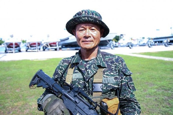 53歲水中爆破專長班學員 何朝明士官長挑戰極限。（圖／軍聞社）