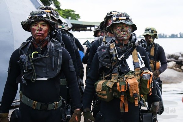 53歲水中爆破專長班學員 何朝明士官長挑戰極限。（圖／軍聞社）