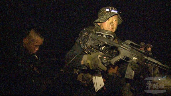 53歲水中爆破專長班學員 何朝明士官長挑戰極限。（圖／軍聞社）