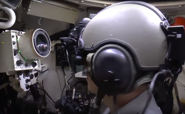 ▲▼戴上被稱為「鋼鐵視野」的VR頭盔，將可以掌握戰場上第一手資訊，並且可協助模擬訓練。（圖／翻攝自以色列國防部Youtube）