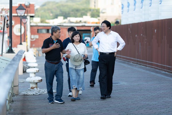 ▲▼基隆市長林右昌前往八斗子觀光漁港頒發證書。（圖／基隆市政府提供）