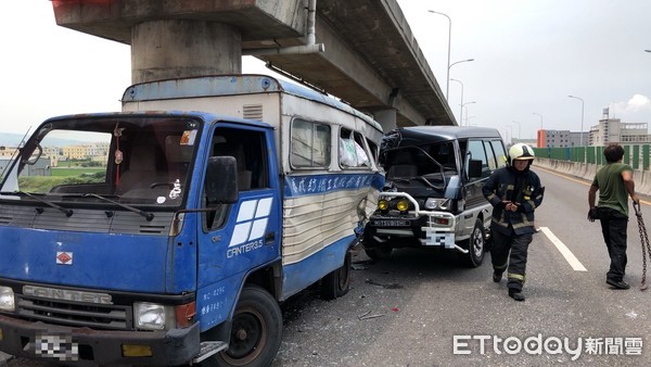 ▲▼ 西濱快速路台中龍井段小貨車和廂型車發生車禍，貨車司機OCHA。（圖／記者李忠憲翻攝）