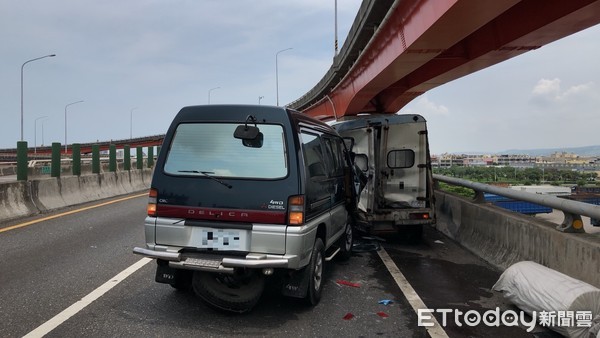 ▲▼ 西濱快速路台中龍井段小貨車和廂型車發生車禍，貨車司機OCHA。（圖／記者李忠憲翻攝）