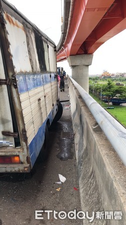 ▲▼ 西濱快速路台中龍井段小貨車和廂型車發生車禍，貨車司機OCHA。（圖／記者李忠憲翻攝）