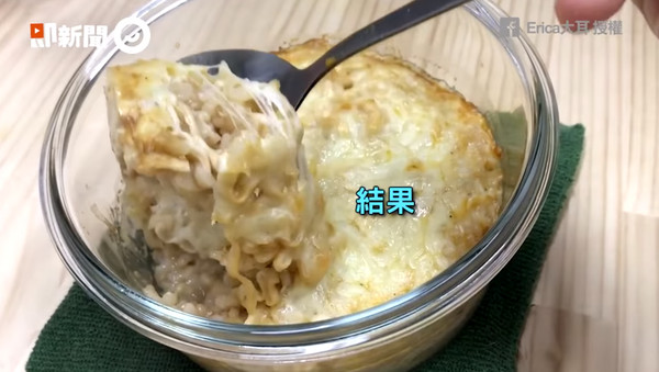 泡麵吃法也太多了吧！youtube頻道「Erica大耳」上傳一則影片，內容說明泡麵還有那些吃法可以讓它變有趣一些，像是在泡麵中加入小零嘴「孔雀香酥脆」，餅乾本身就甜甜鹹鹹的，再加入到泡麵中，是相當的搭。（圖／ETtoday）