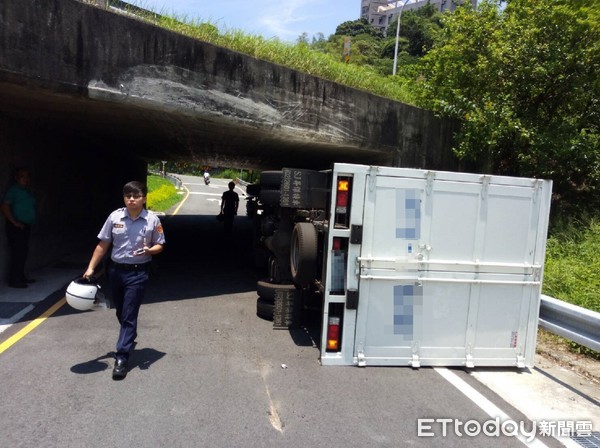 ▲▼貨車撞上涵洞後當場翻覆。（圖／記者陳豐德翻攝）