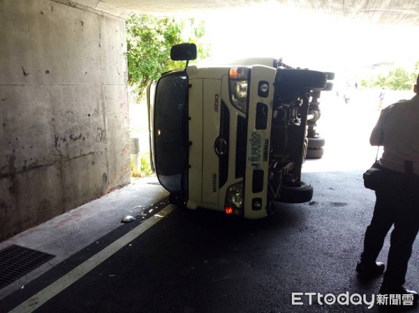 ▲▼貨車撞上涵洞後當場翻覆。（圖／記者陳豐德翻攝）