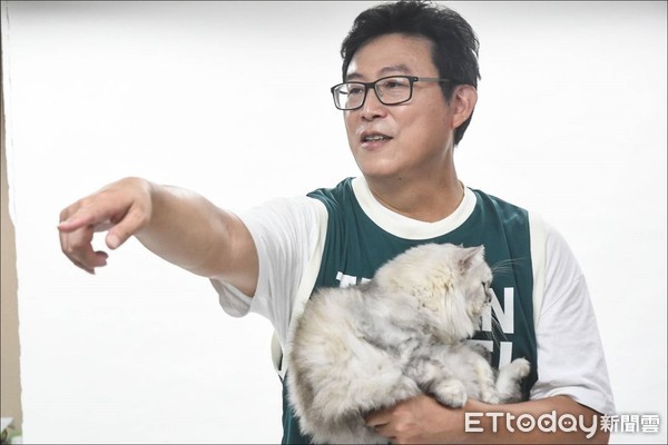 ▲民進黨台北市長參選人姚文智抱貓貓。（圖／讀者授權提供）