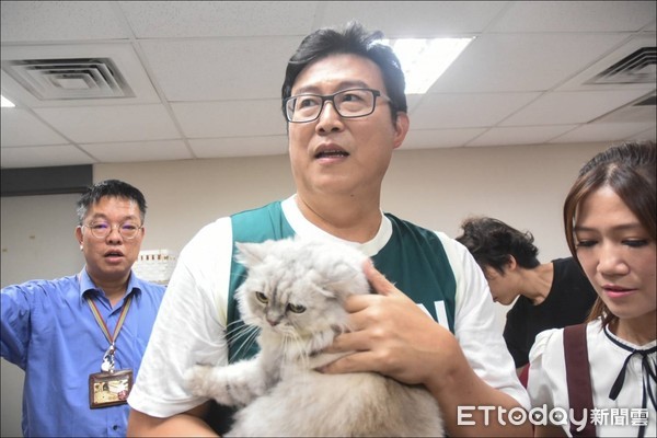 ▲民進黨台北市長參選人姚文智抱貓貓。（圖／讀者授權提供）