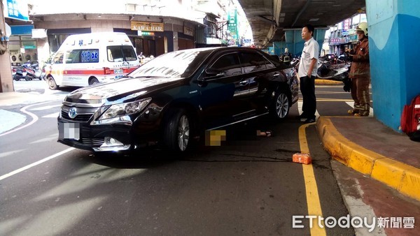 ▲老翁卡在車底命危，警消到場協助脫困。（圖／記者陳豐德翻攝）