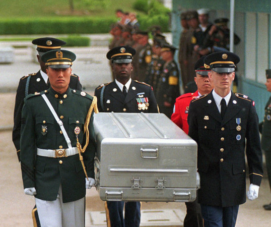▲1999年5月，美軍儀隊在板門店從北韓手中接下裝著韓戰陣亡美軍還骸的鋁棺。(圖／達志影像／美聯社）