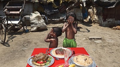 邀請印度難民看著滿桌美食！攝影師作品挨轟：你什麼心態